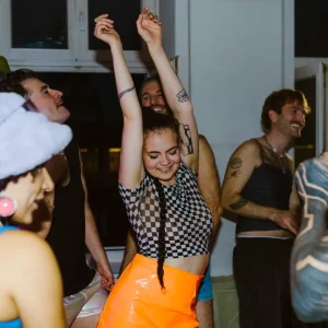 Girls Who Rave: Reisen Sie im Rhythmus des Techno