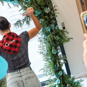 IQOS feiert die Eröffnung seiner neuen 2.0-Boutique in Saragossa mit einem Kunststück