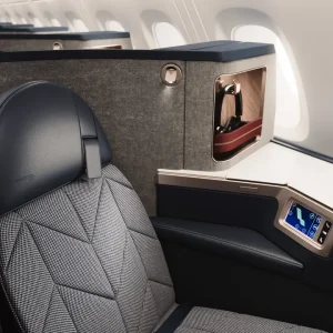 Im umgestalteten A380 von British Airways, von der neuen First Suite bis hin zu breiteren Economy-Sitzen